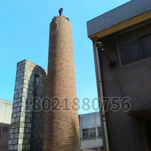 磚煙囪拆（chāi）除（chú）現場